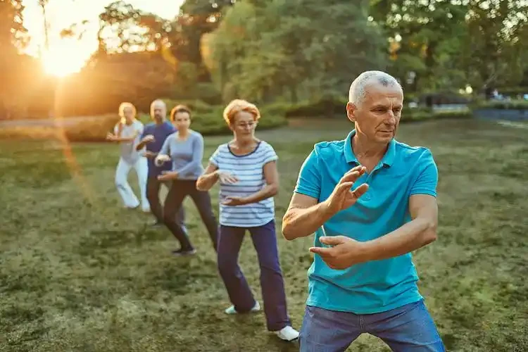 Sanftes Morgentraining im Park bei Sonnenaufgang