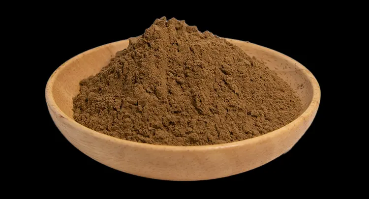 Un cuenco de polvo de raíz de ashwagandha